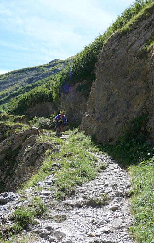 Col du Bonhomme : Un beau sentier taillé dans le roc mais peu roulant globalement