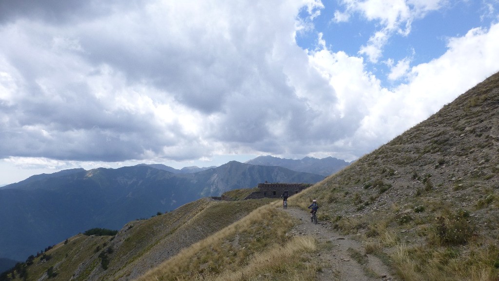 Magnifique sentier à flanc