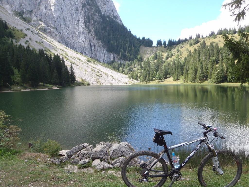 #10 Lac Bénit : une petite pause avant d Lac Bénit : une petite pause avant d'attaquer une descente qui vaut le coup.