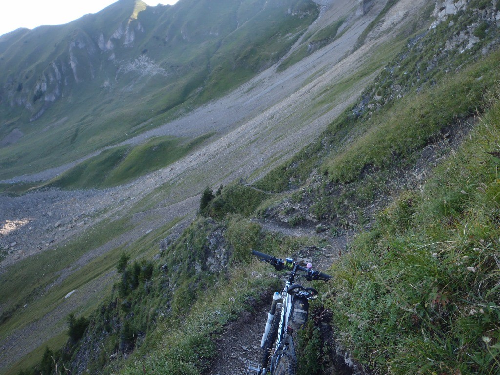 Col de Sosay : descente (NR) quasiment du sommet, jusqu'à la traversée de l'éboulis.