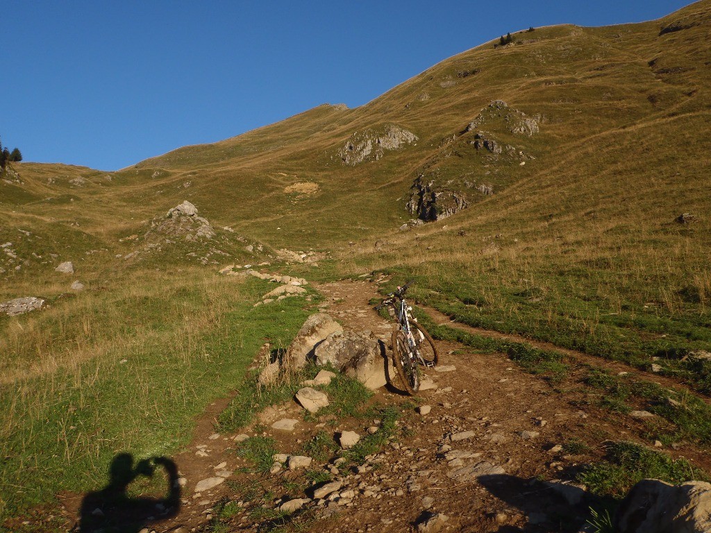 #1 Sentier de l Sentier de l'Aiguille Verte : elle se trouve en face. Il est 7H 40', le soleil est présent, c'est le top.