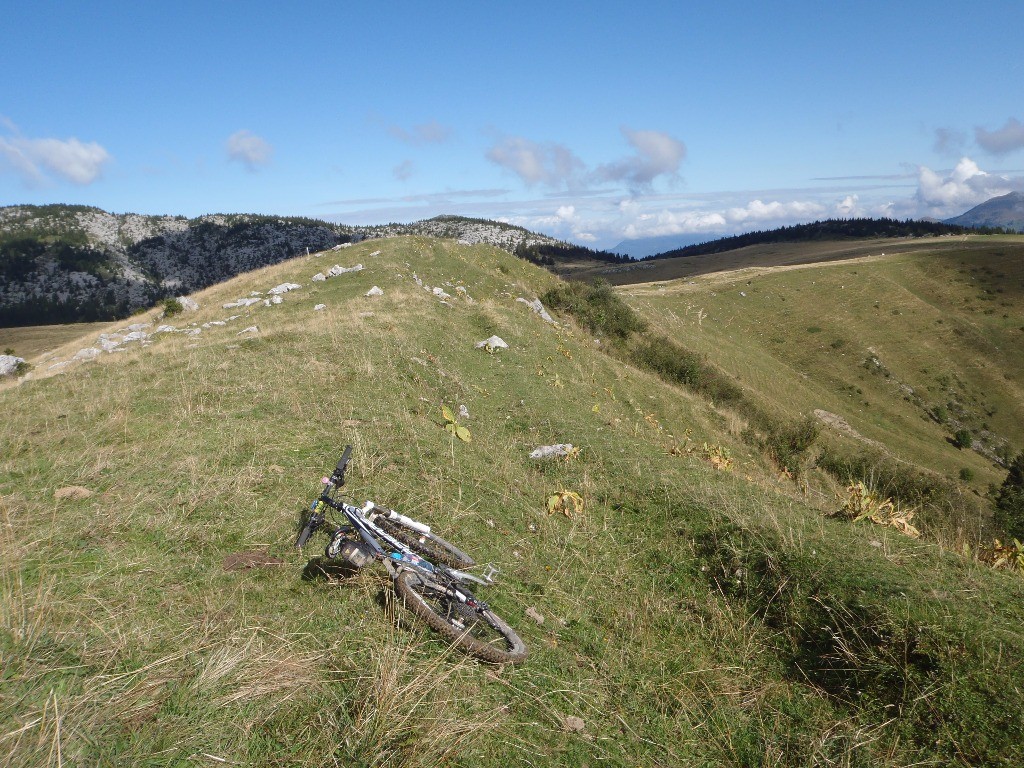 #7 Arête de Chevry : je pensais faire le casse-croûte de 10 heures. Le pain de tomme est resté sur la table de la cuisine. Arête de Chevry : je pensais faire le casse-croûte de 10 heures. Le pain de tomme est resté sur la table de la cuisine.