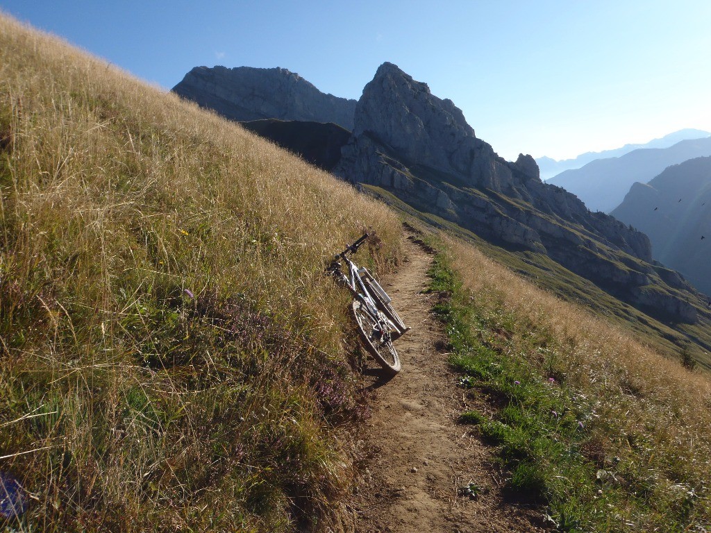 #2 Sentier Aiguille Verte > Chalets de Lessy : vue sur le Buclon et le Pic du Jallouvre. Cela roule mais il faut rester prudent. Sentier Aiguille Verte > Chalets de Lessy : vue sur le Buclon et le Pic du Jallouvre. Cela roule mais il faut rester prudent.