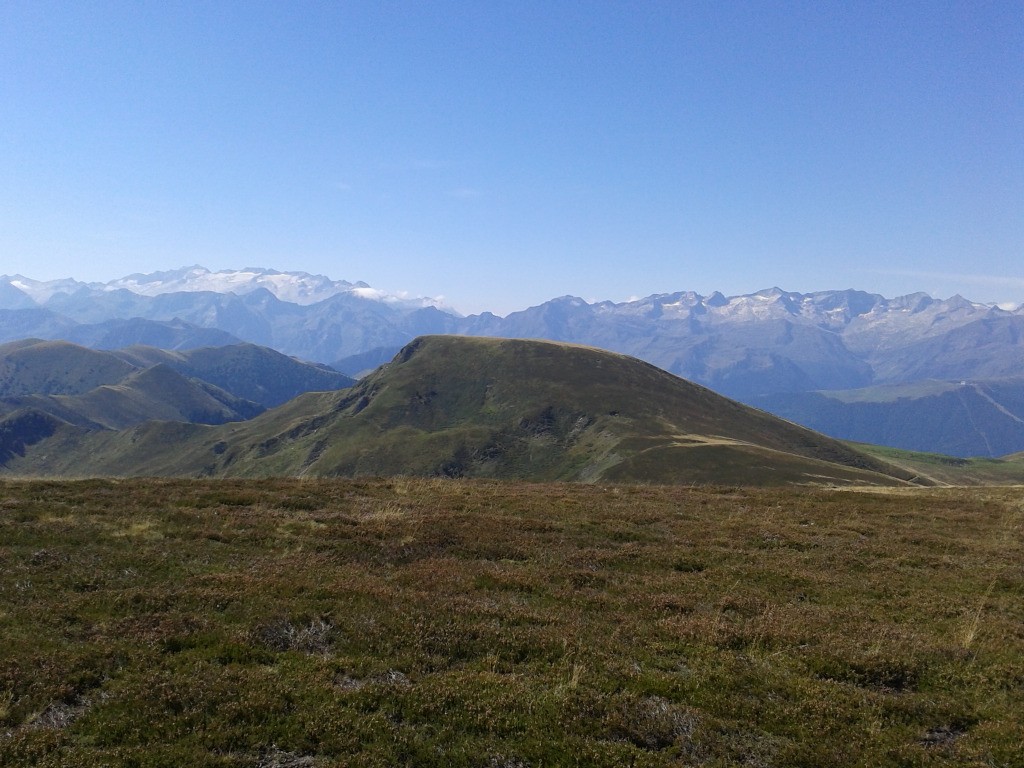 A droite, les trois mille du Luchonnais, à gauche le massif de l'Aneto.
