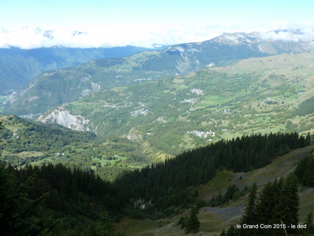 vue sur le plateau de Montaimont qui recèle qqs beaux petits sentiers