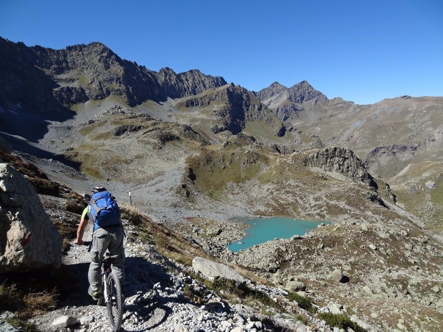 descente de la moraine sur le Lac Chiaretto