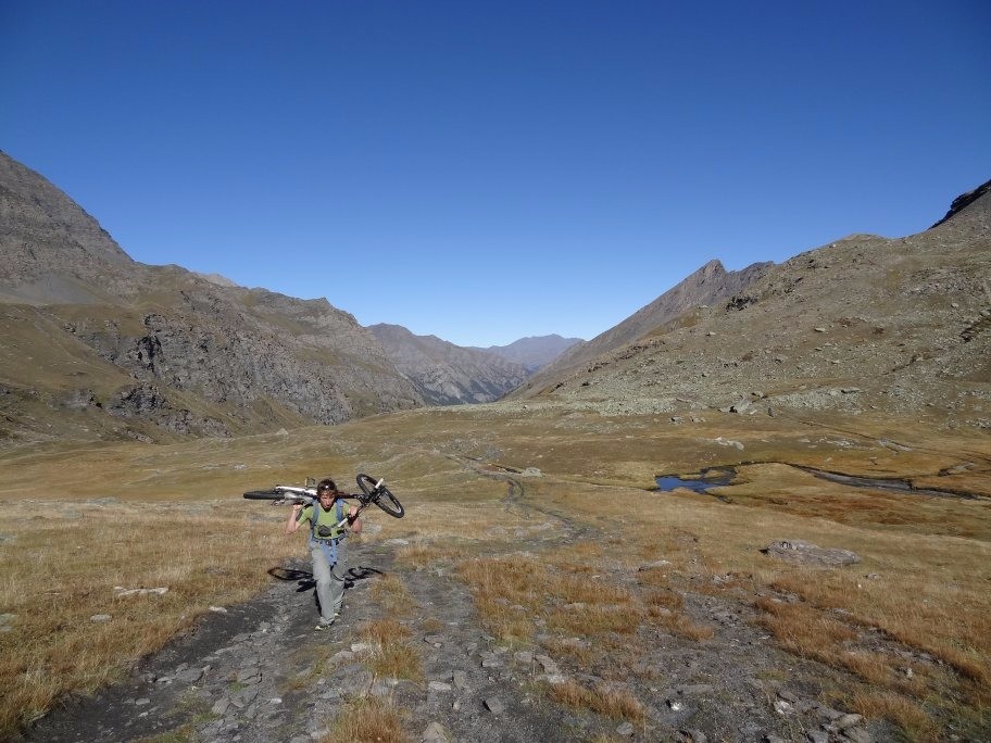 au dessus du refuge du Viso, belle journée et couleurs automnales