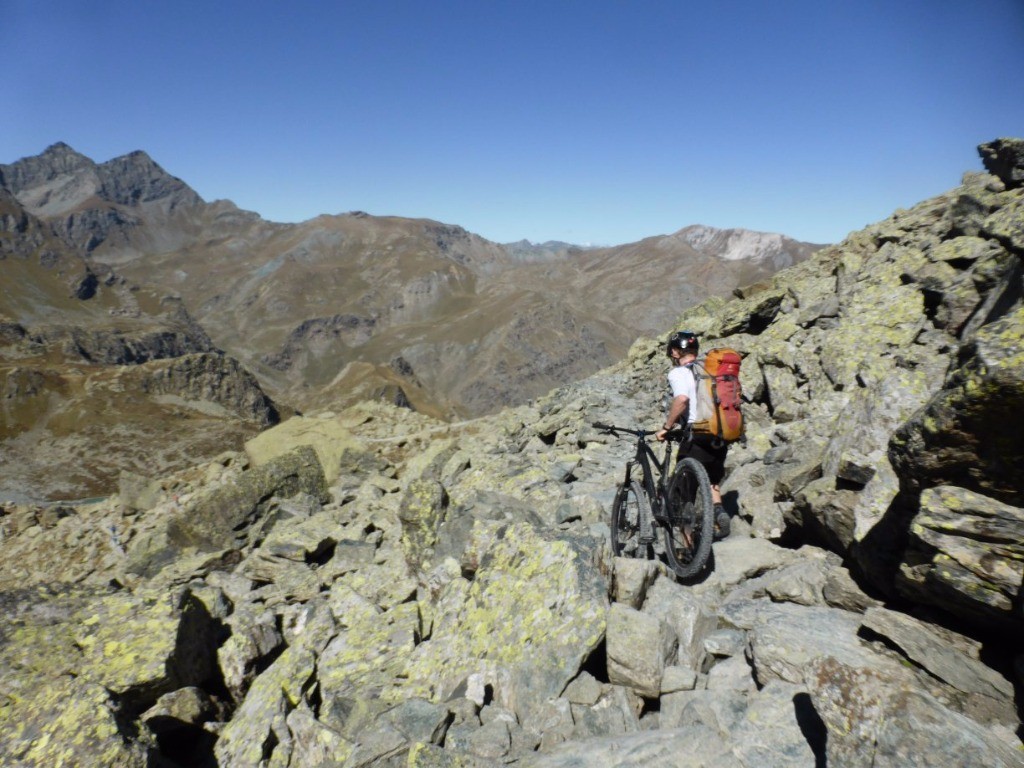 un aperçu de l'éboulis sous le col du Viso