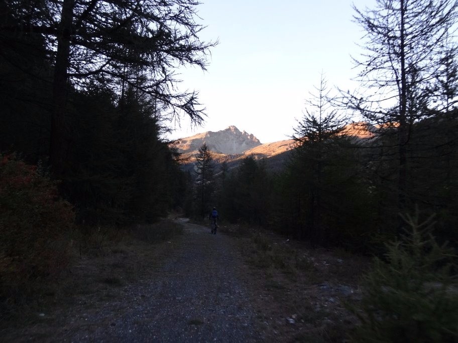 arrivée sur l'Echalp, le Pelvas au fond