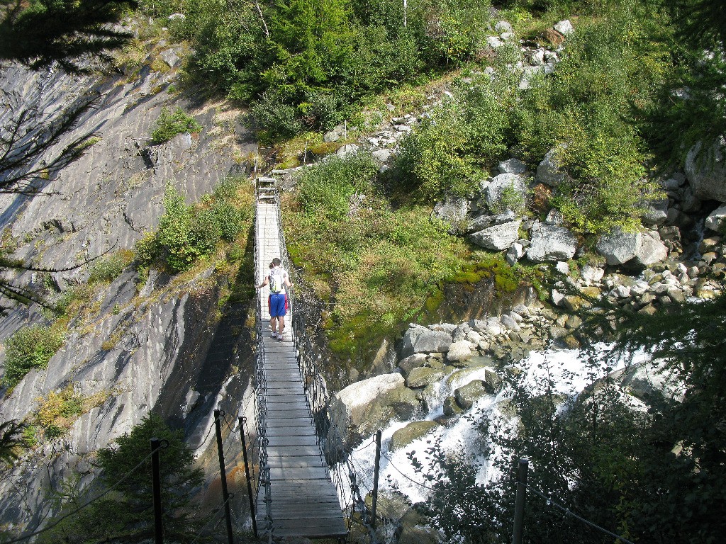 Passerelle dans la remontée au col de Tricot