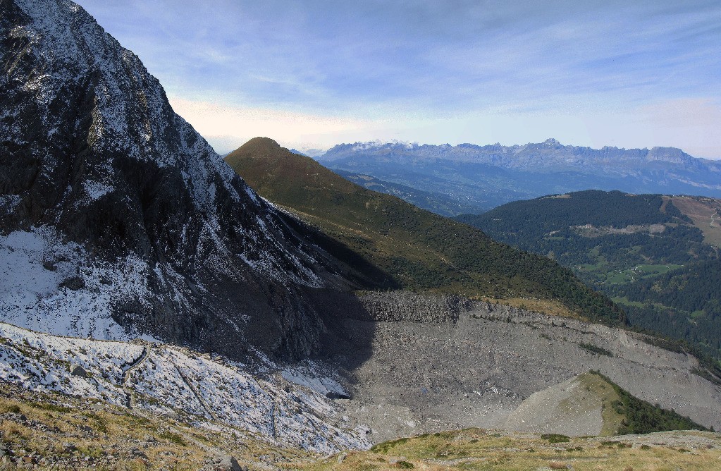 Glacier de Bionnassay, Combe de Tricot, les Aravis dans le fond.