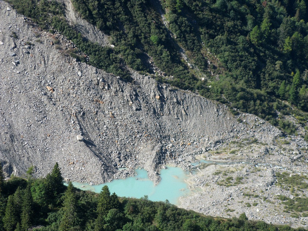 Montée au Nid d'Aigle. Lac terminal du glacier de Bionnassay.