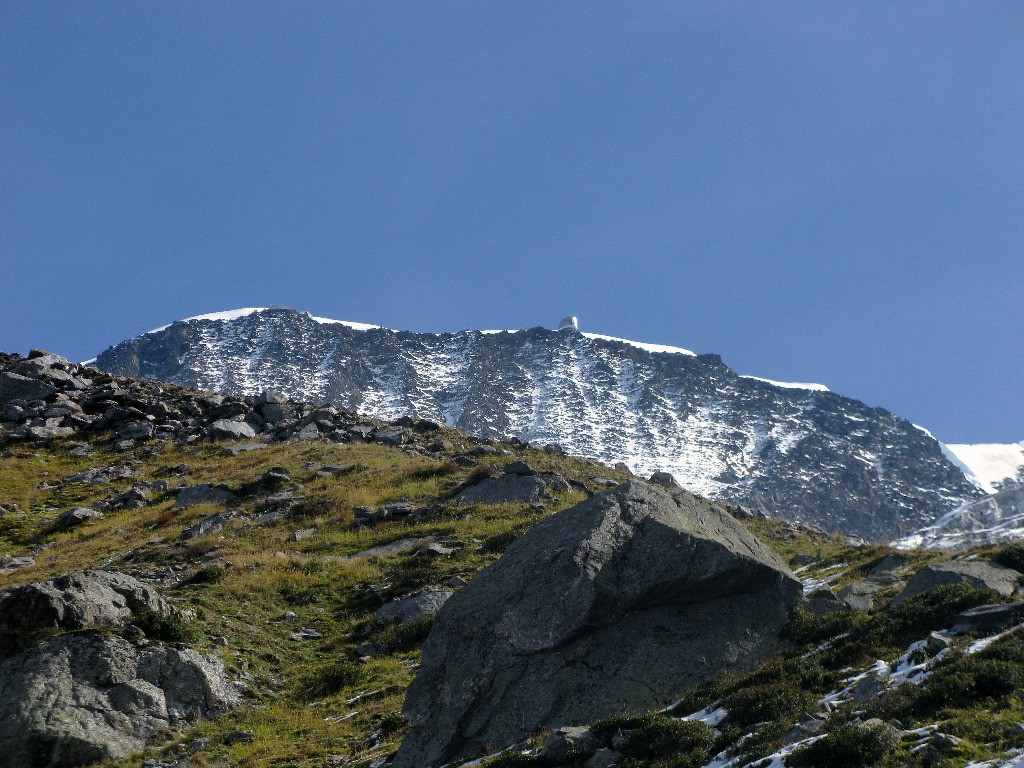 Aiguille du gouter et refuge sur la crête