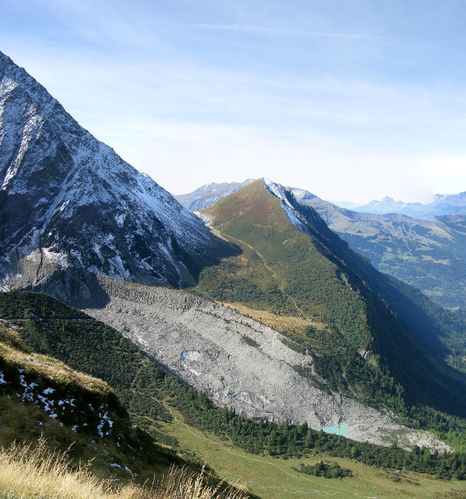 Montée au Nid d'Aigle. Vue sur la combe et le col de Tricot