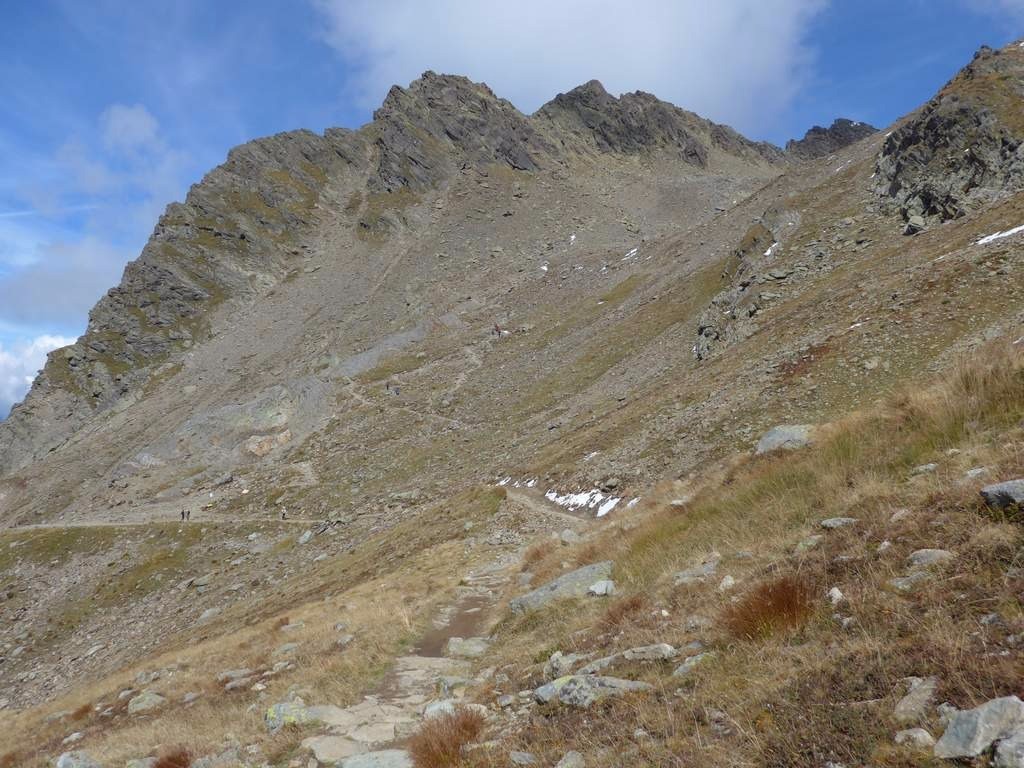 Sentier des Rognes versant sud au dessus du nid d'aigle