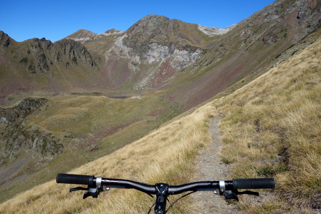 Col d'Aoube en vue (au milieu à gauche).