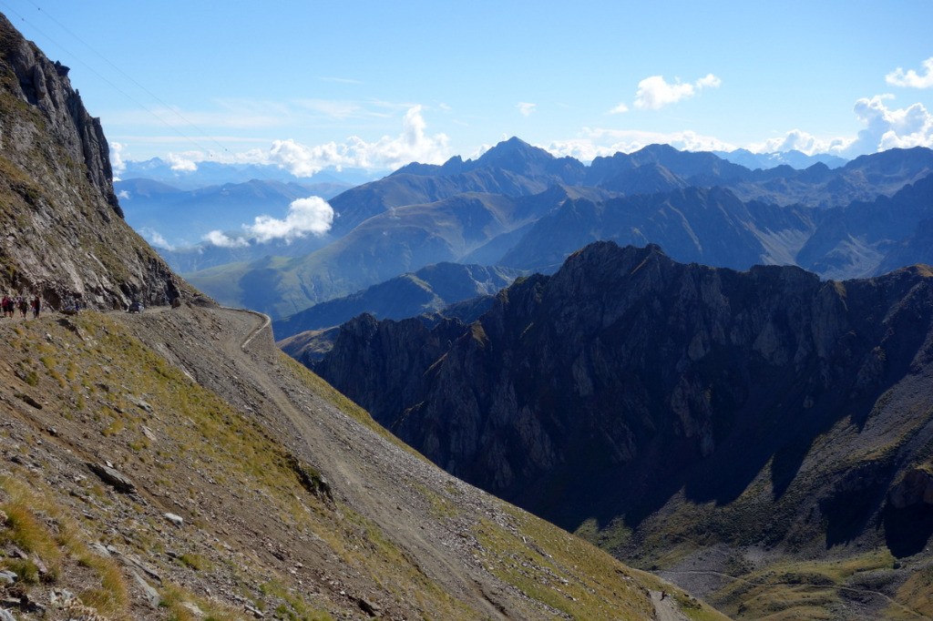 En descendant, vue vers l'Arbizon.