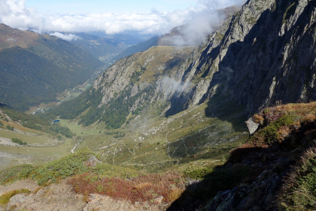 Du Pas du Bouc: sentier de descente sur le Chiroulet, la vallée de Lesponne et Baudéan, tout au fond sous les nuages.