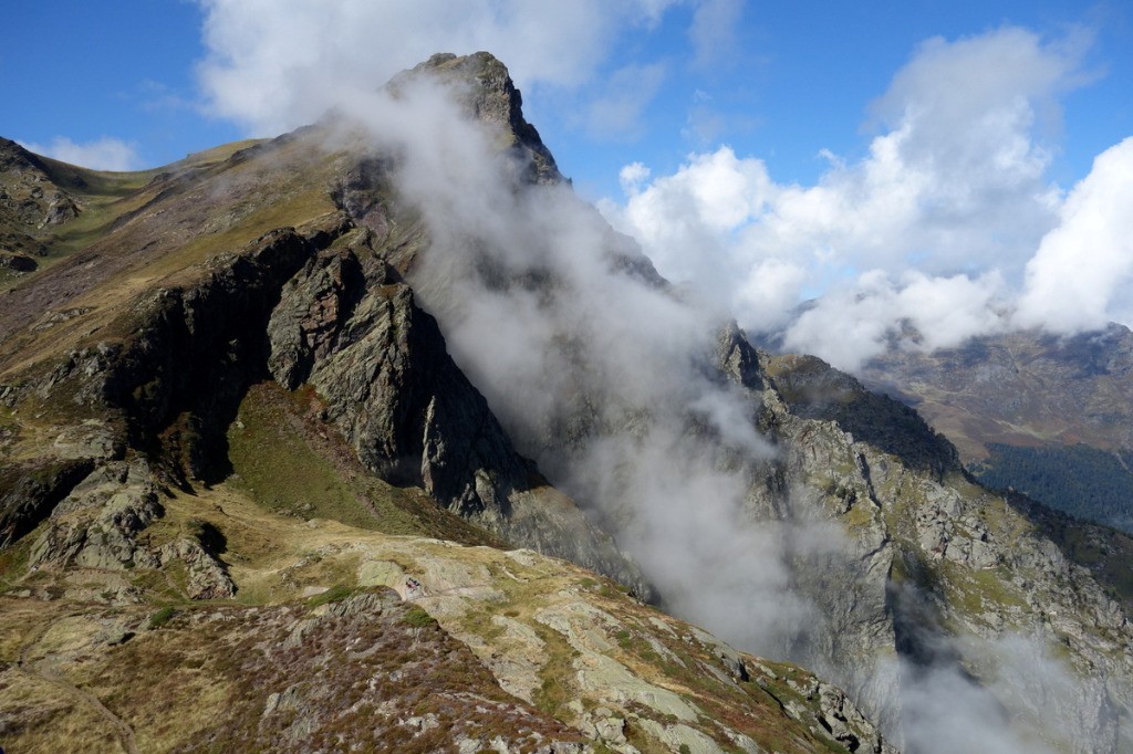 Les nuages a l'assaut du Pic de Bizourtère (le Montaigu à droite est déjà mangé...)