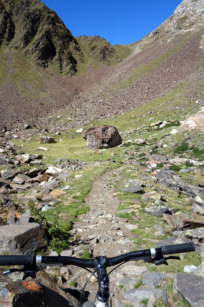 Le col d'Aoube: le portage se précise ! Heureusement, il y a un bon sentier, invisible d'ici.