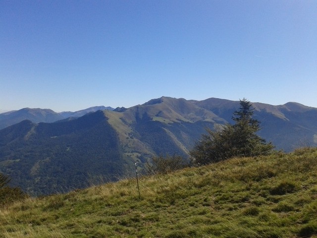 De l'autre coté de la vallée de Luchon, le massif du Burat et Bacanère.