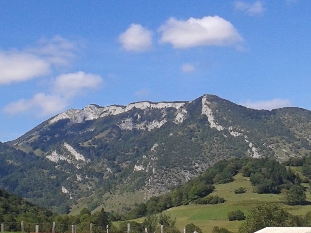 Le mont Sacon vu depuis le village d'Esbareich.