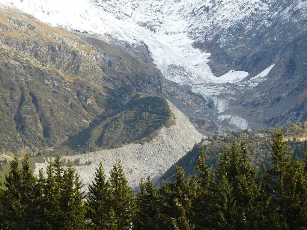 L'imposante moraine du glacier de Bionnassay