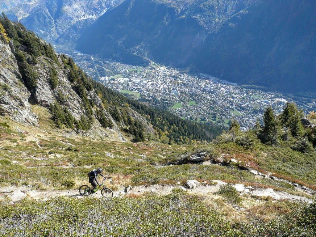 Descente par le Plan de Bel Lachat : Chamonix en dessous