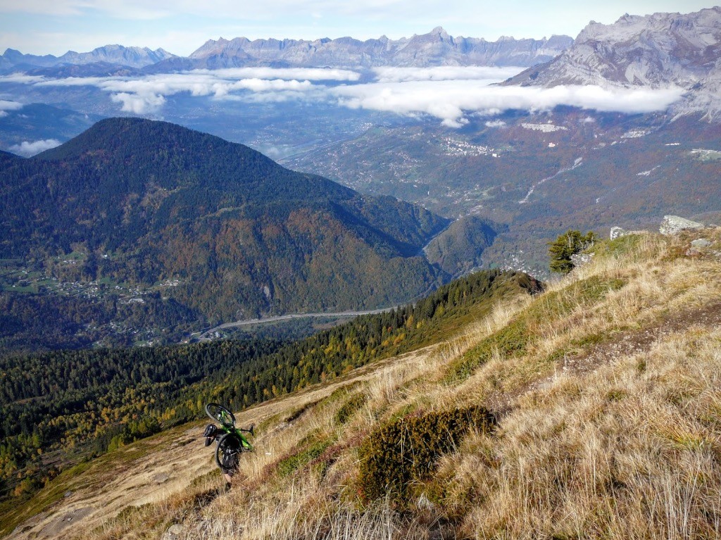 Portage sur fond de chaîne des Aravis