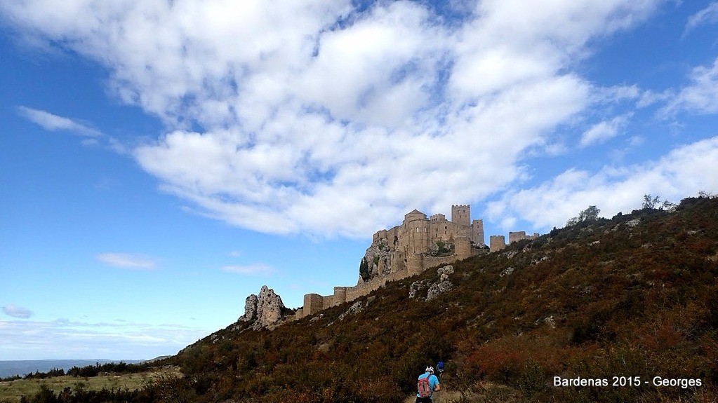 sentier pour arriver au Castillo de Loarre