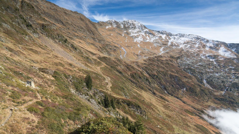 La longue traversée sous le Col des Lacs, bien visible, grâce à la neige