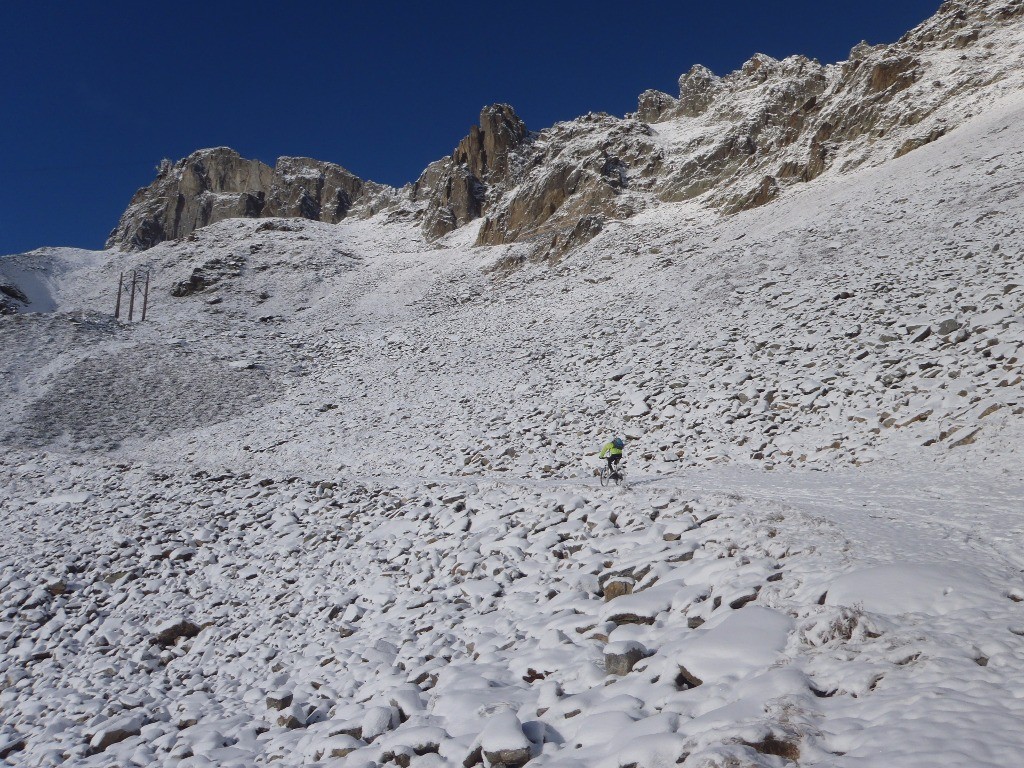 Piste pour la grimpée du Brévent, sur la gauche le Brévent. La neige est poudreuse, cela va bien avec le VTT.