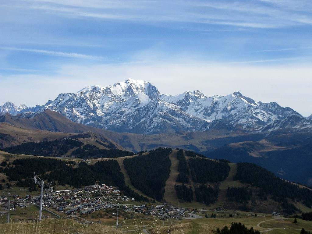 Vue sur la station des saisies et le Mt Blanc depuis le signal de Bisanne