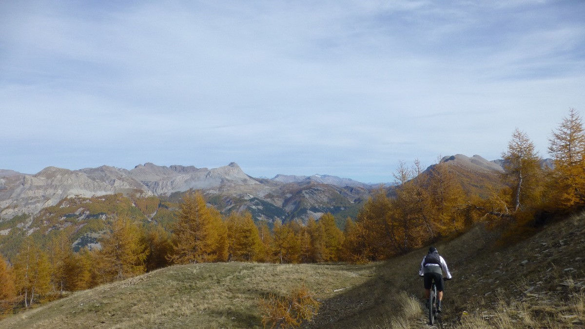 Le sentier quitte la crête