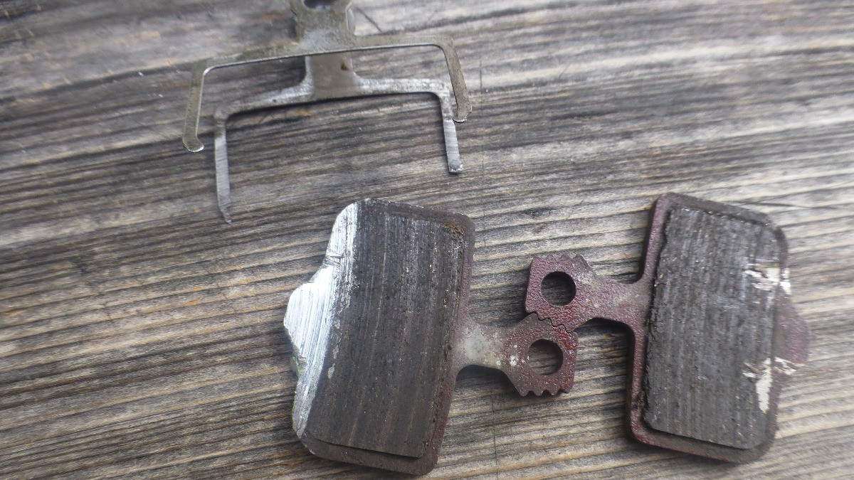 Plaquettes usées jusqu'à l'os