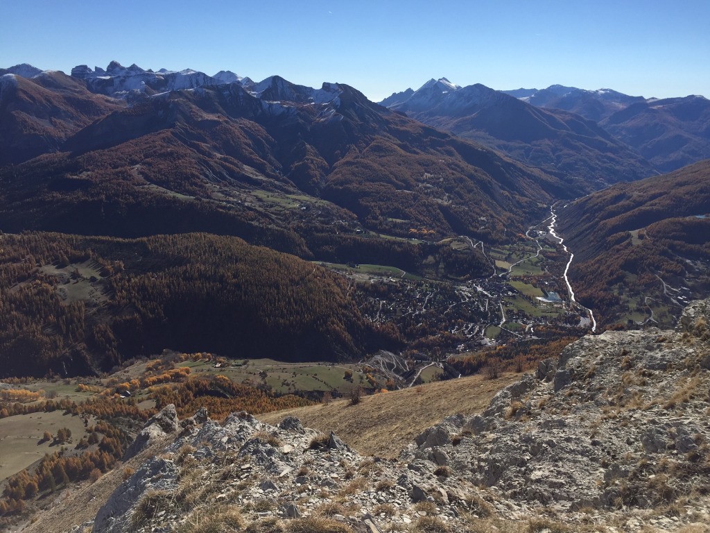 En haut de Rochegrand, Allos 1000 m plus bas