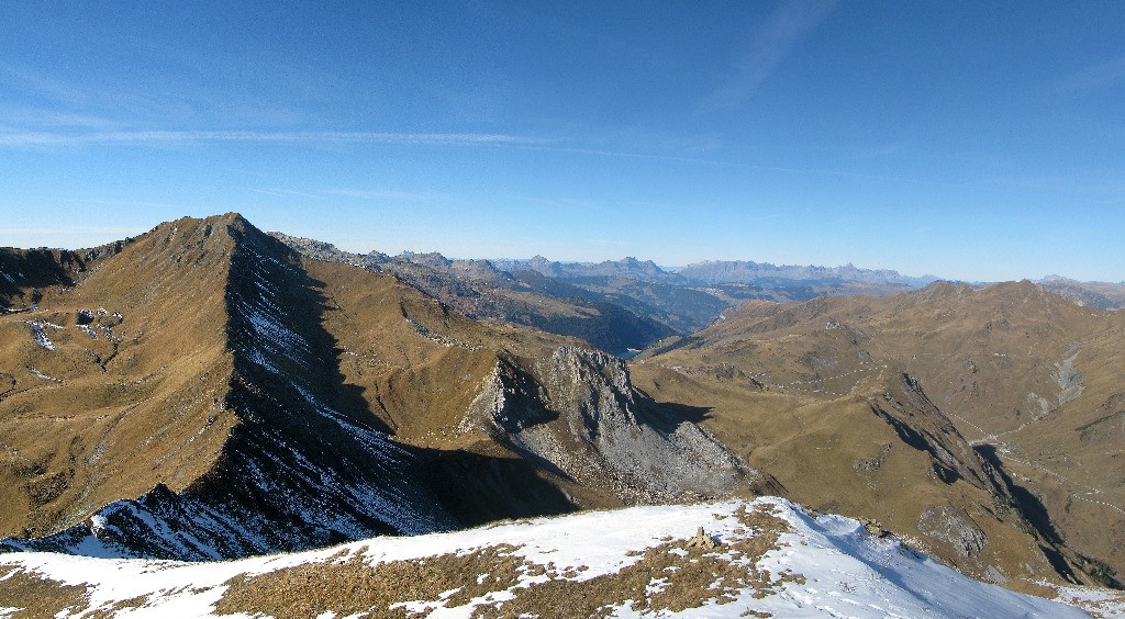 #18 Du sommet, panorama en direction N : Crêt du rey, lac de St Guerin, Roche Parstire Du sommet, panorama en direction N : Crêt du rey, lac de St Guerin, Roche Parstire