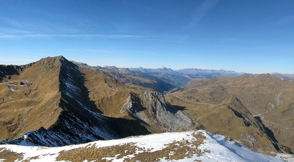 Du sommet, panorama en direction N : Crêt du rey, lac de St Guerin, Roche Parstire