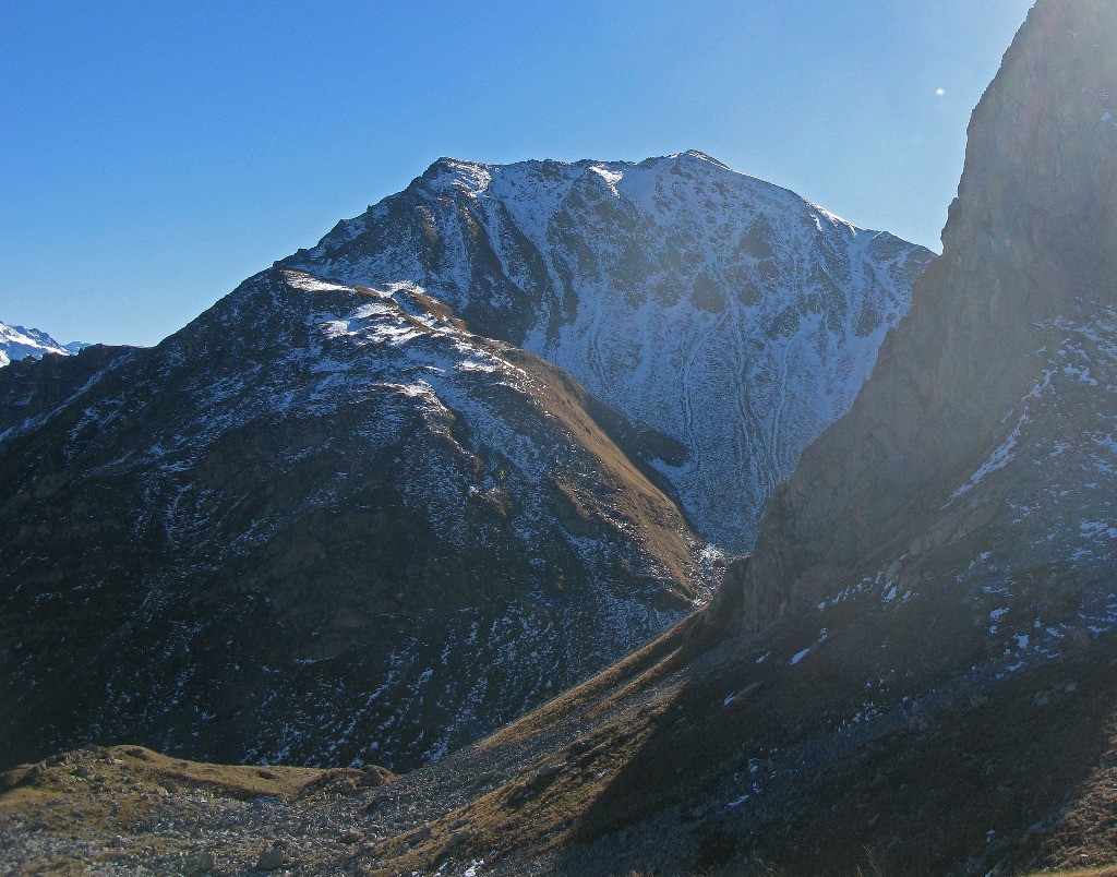 Crête de la raisse et face N de la Pointe de Combe bénite enneigée.