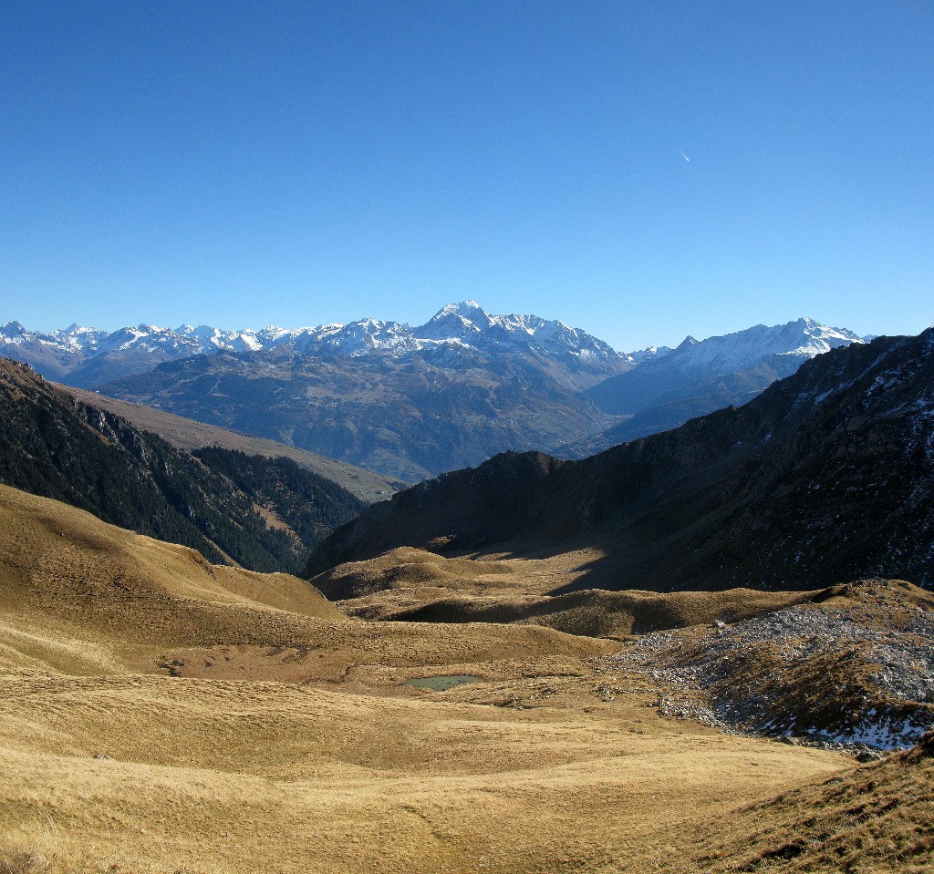 #8 lac de la Gouille et au fond le massid de la Vanoise avec le Mont Pourri. lac de la Gouille et au fond le massid de la Vanoise avec le Mont Pourri.