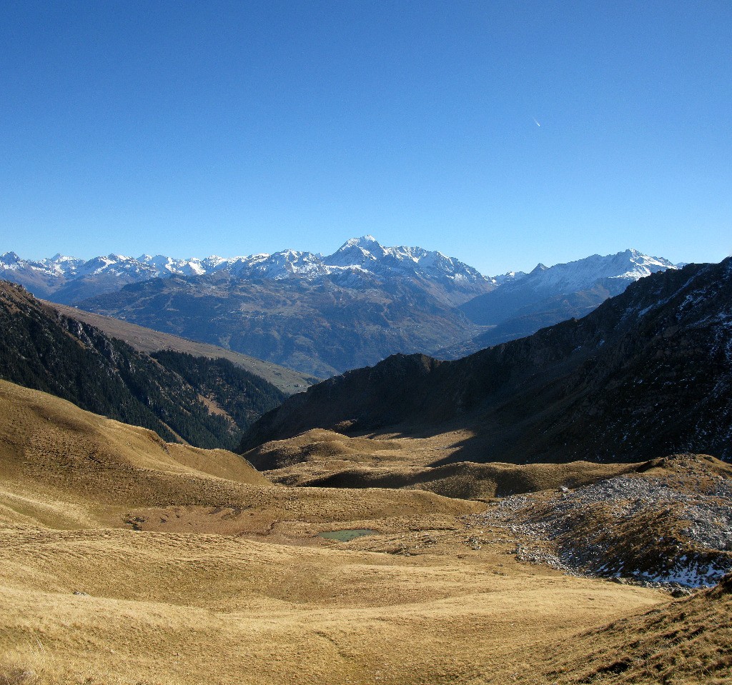 lac de la Gouille et au fond le massid de la Vanoise avec le Mont Pourri.