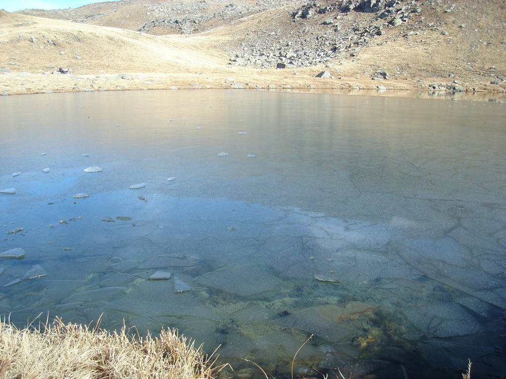 Arrivée au lac partiellement gelé.
