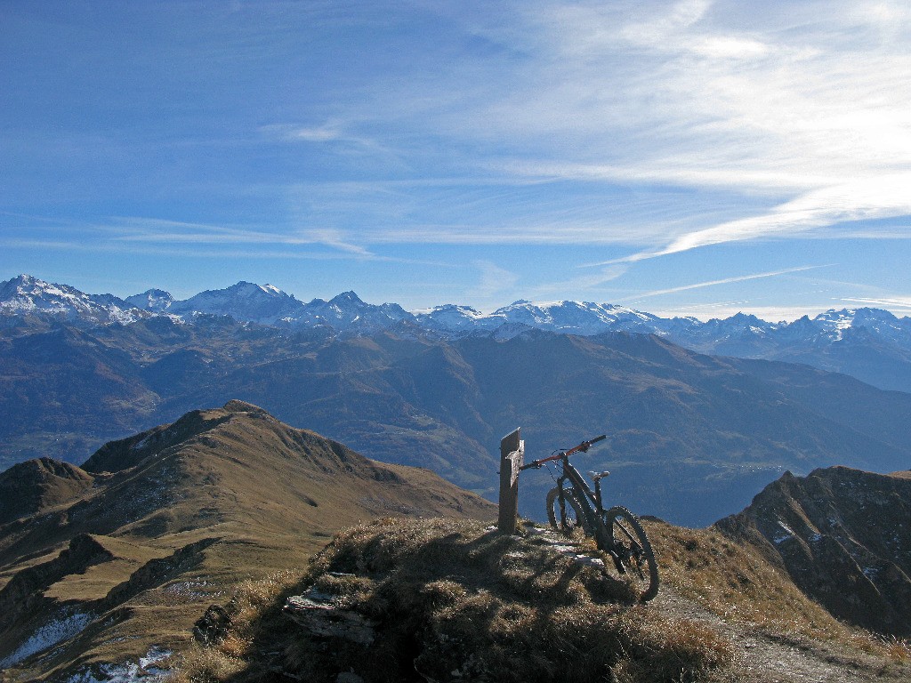 Sommet de la Pointe de Dzonfié et vue sur le massif de la Vanoise