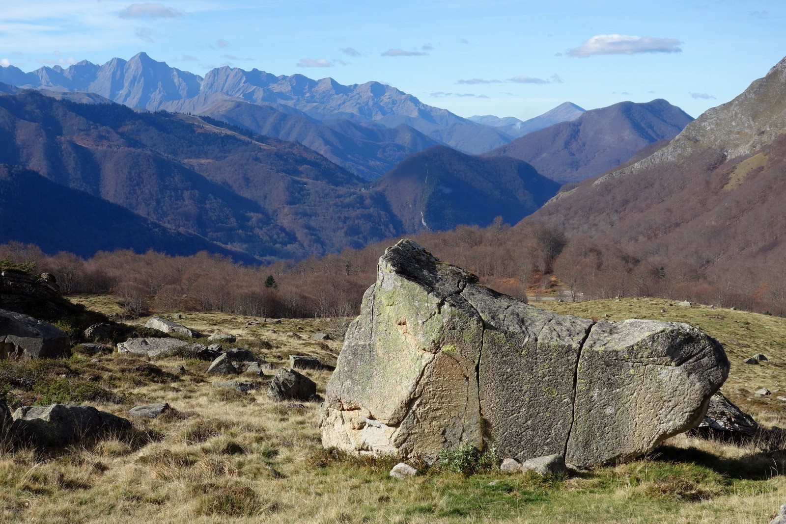 Zone de contact entre les calcaires du Pic de Girantes et le granit du massif de Bassiès; là pas d'hésitation, c'est du granit !