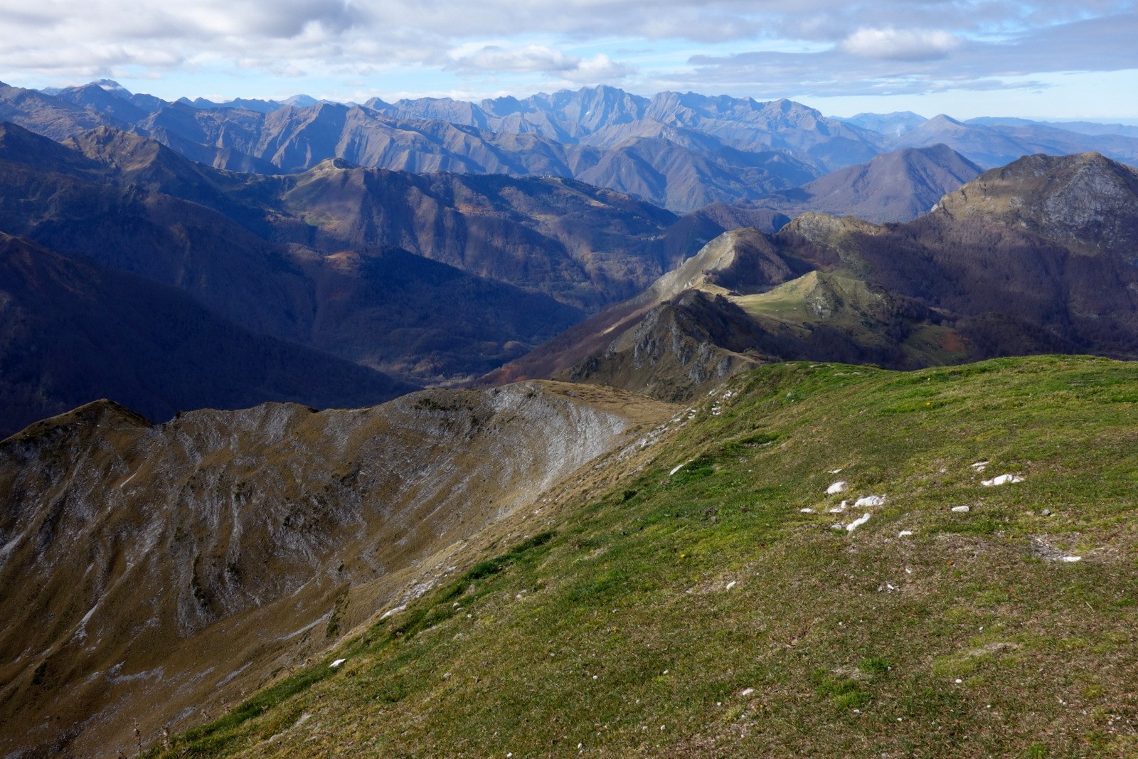 Belles vues sur cette arête parfois aérienne.