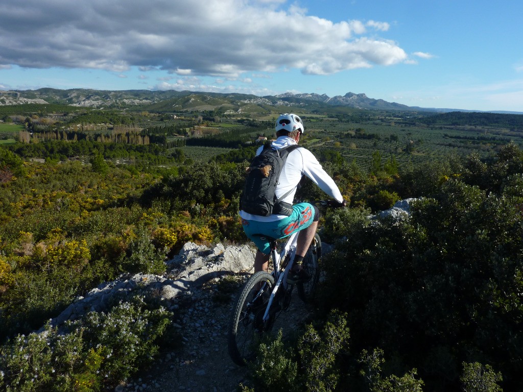 La tour des Opies veille au loin