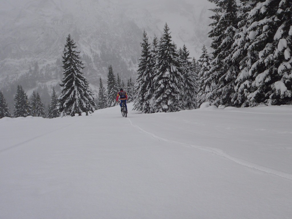 Piste de ski du Mont Saxonnex : le ratrak a bien tassé la piste, c'est un mélange de poussage, portage et des parties cyclables. 