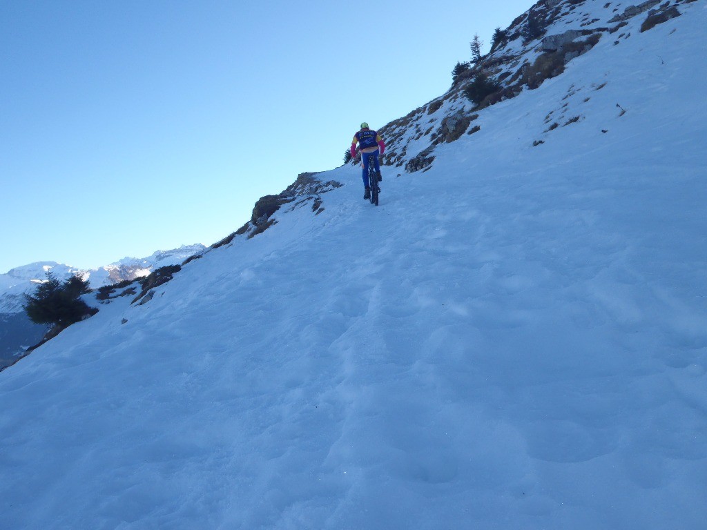 Les randonneurs et les skieurs ont fait une trace de 50cm de large super dure.