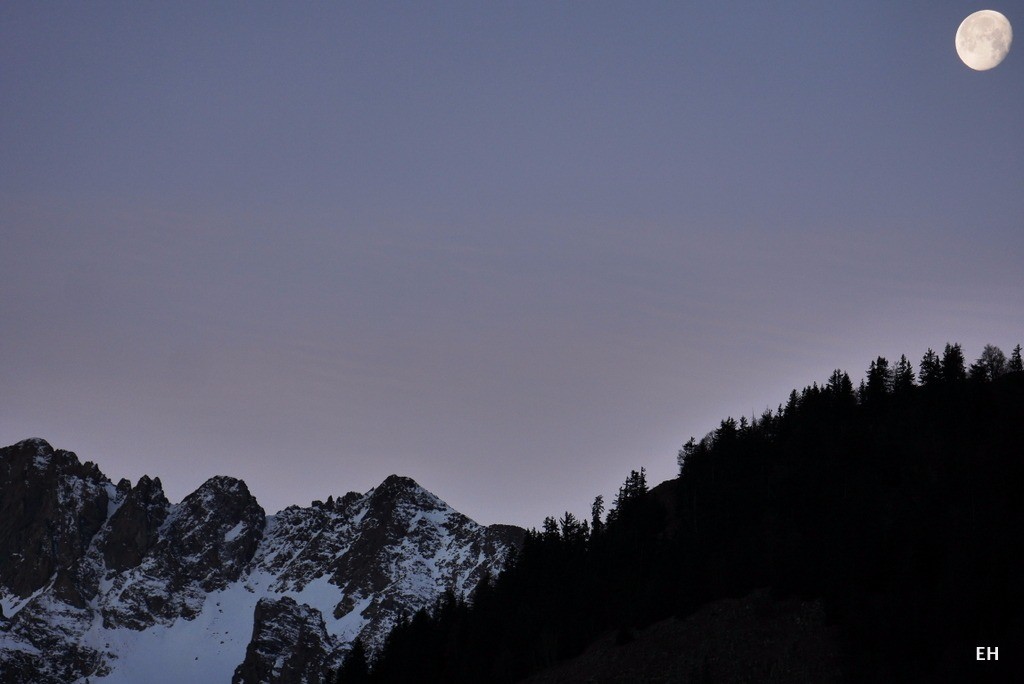 Coucher de Lune sur les sommets d'Allemont