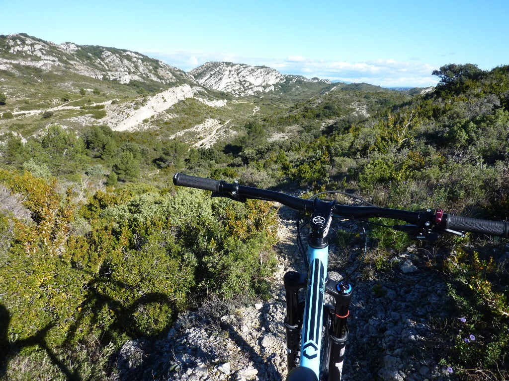 Au milieu du sentier de Pierredon